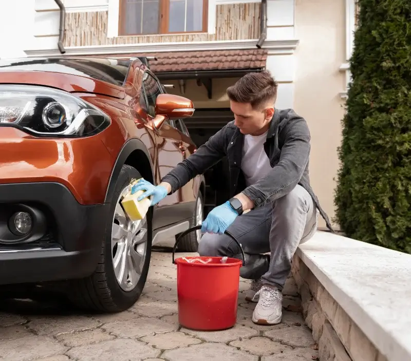 Lavage auto à domicile Saint-Pierre-en-Val : professionnel intervenant sur un véhicule